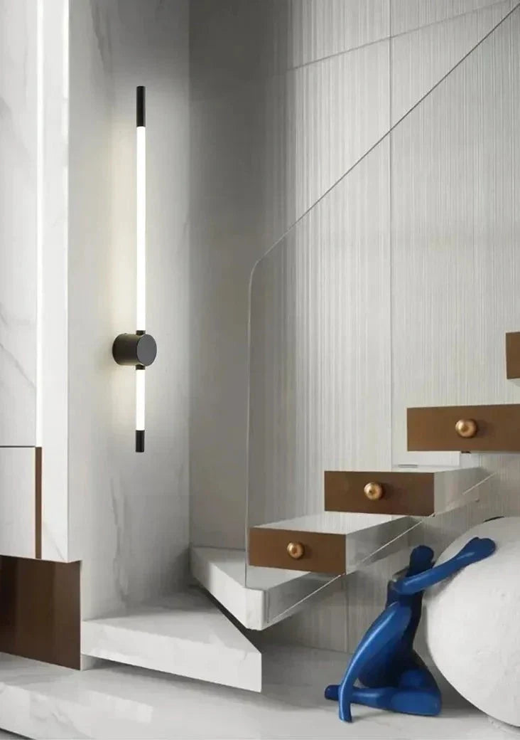Luz de Parede Vertical LED LumaFlex com Acabamento Metálico e Iluminação Eficiente em Energia