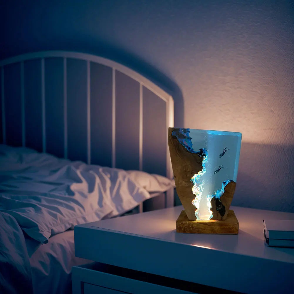 Stolní lampa AquaVoyage Ocean Resin s motivem dvou potápěčů a zářící jeskyně