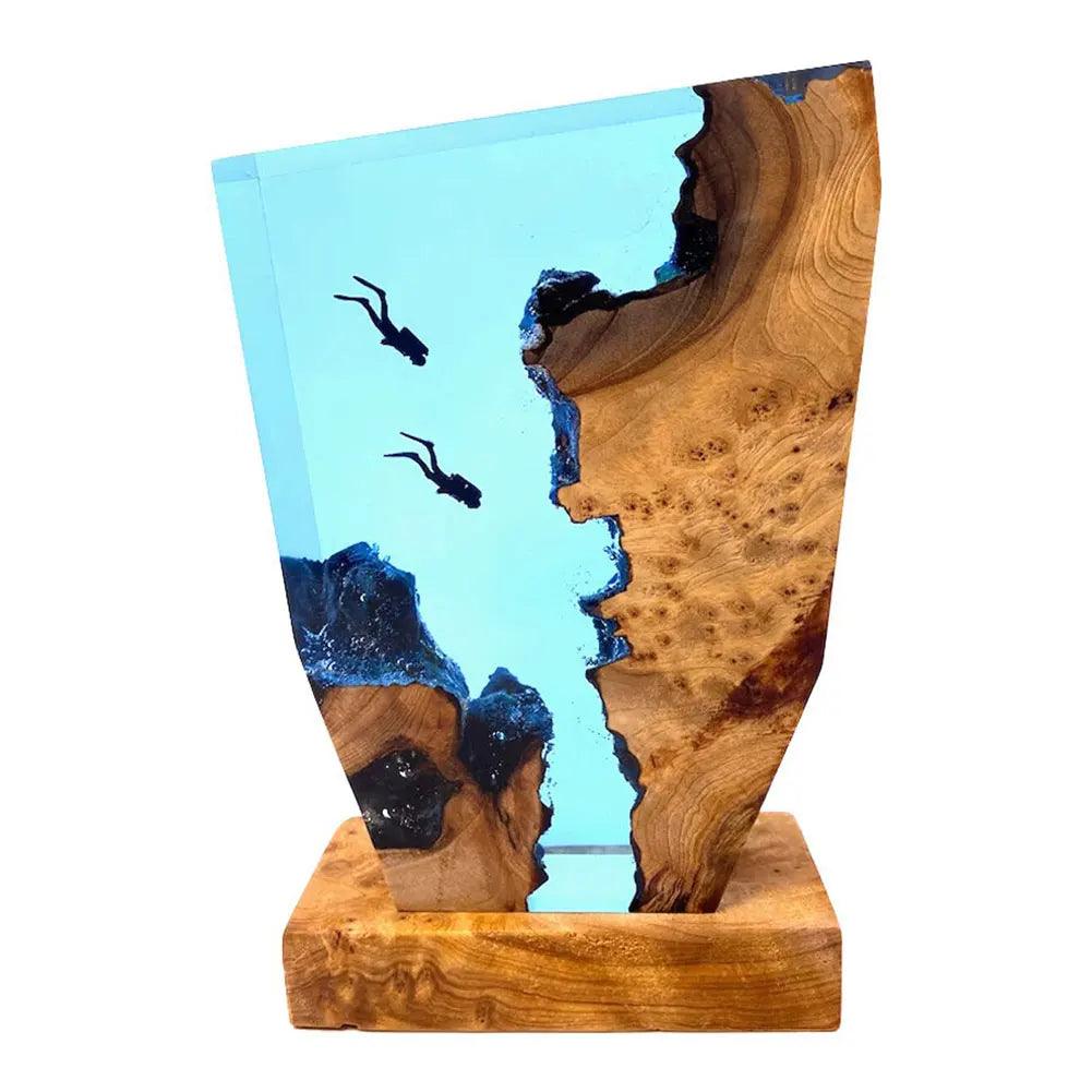 Stolní lampa AquaVoyage Ocean Resin s motivem dvou potápěčů a zářící jeskyně