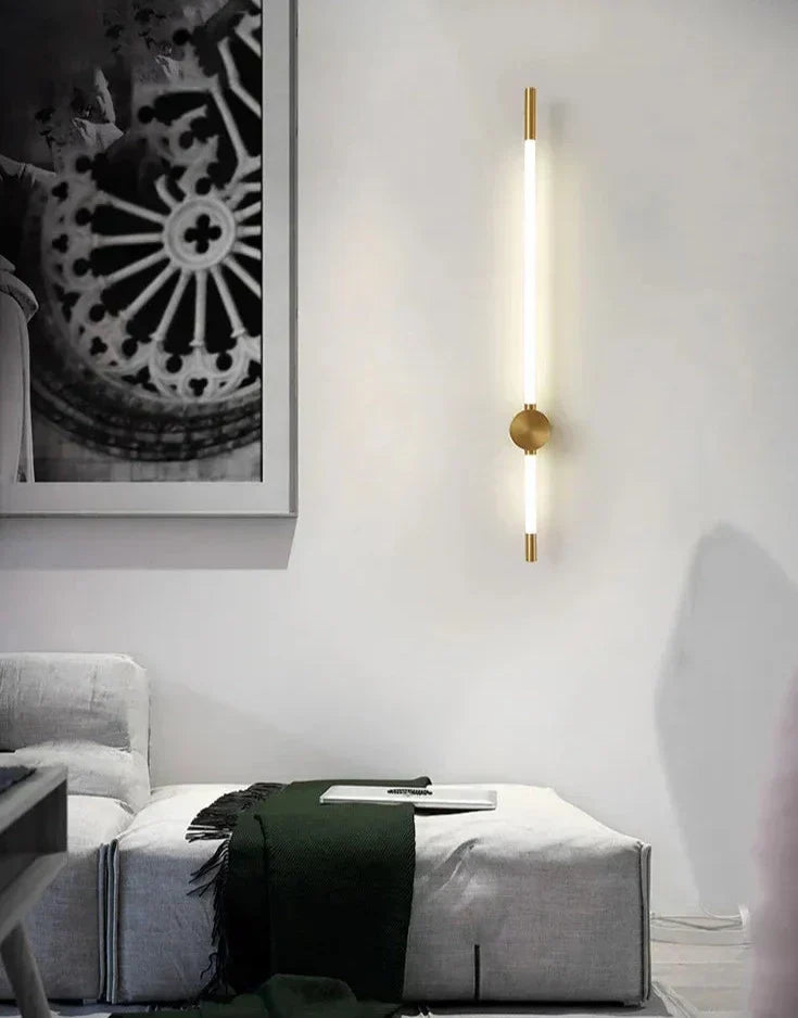 Luz de Parede Vertical LED LumaFlex com Acabamento Metálico e Iluminação Eficiente em Energia