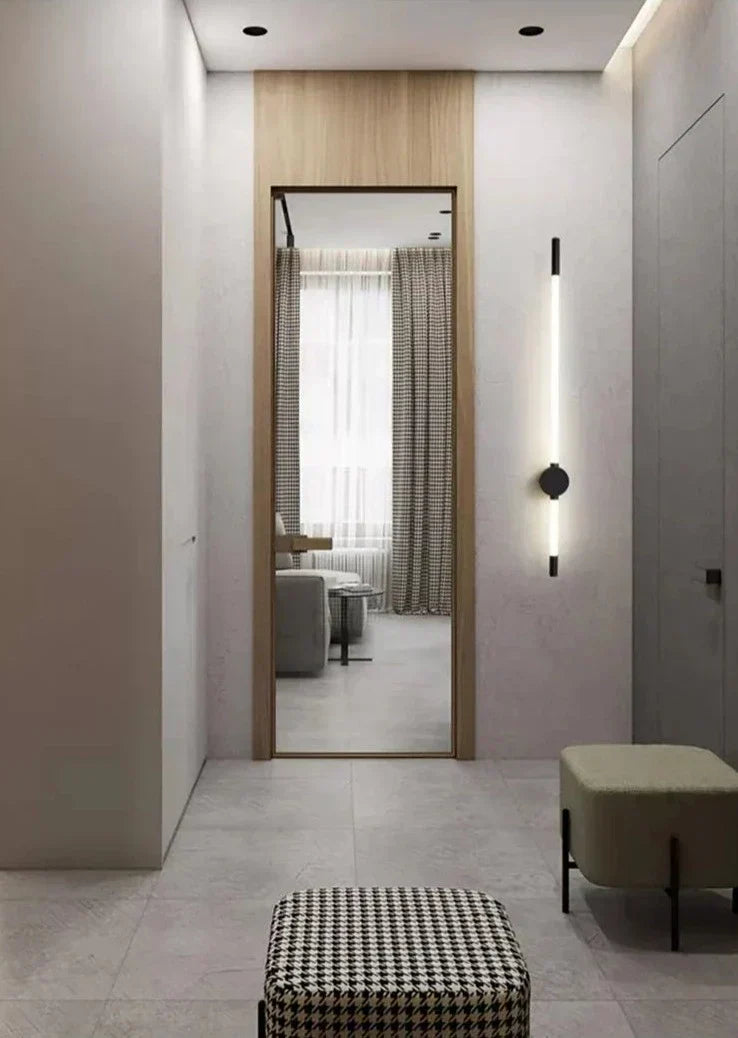 Luz de Parede Vertical LED LumaFlex com Acabamento Metálico e Iluminação Eficiente em Energia
