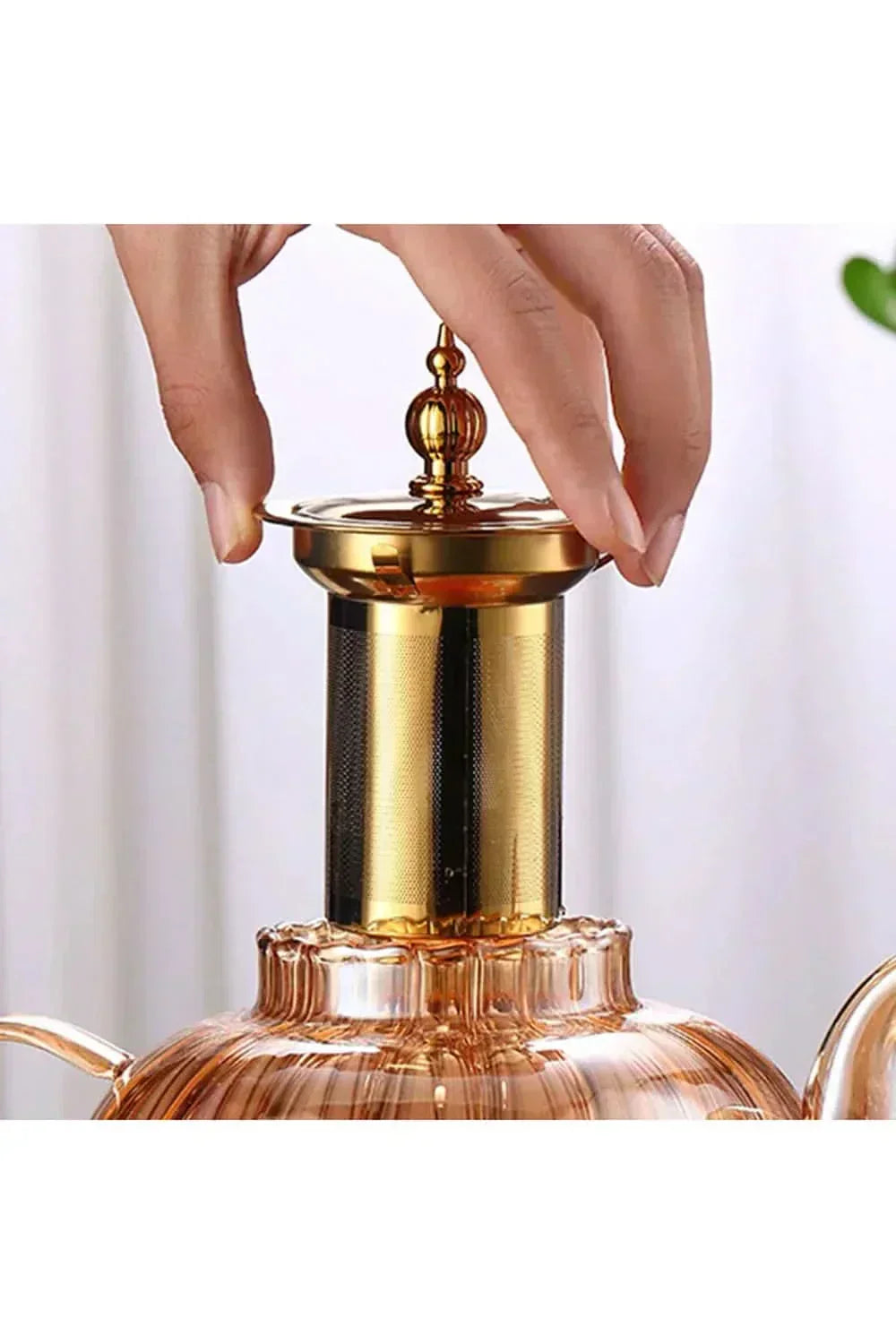 Elegantní průhledná skleněná konvice s infuzérem a víčkem pro přípravu čaje