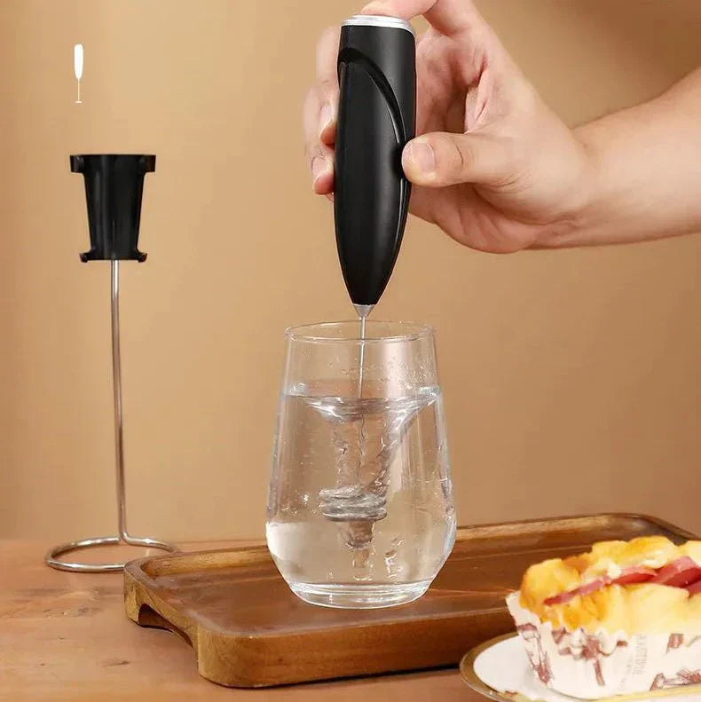 NovaWhisk Elektrischer Milchaufschäumer und Eierquirl für schnellen cremigen Schaum – ideal für Kaffeeliebhaber