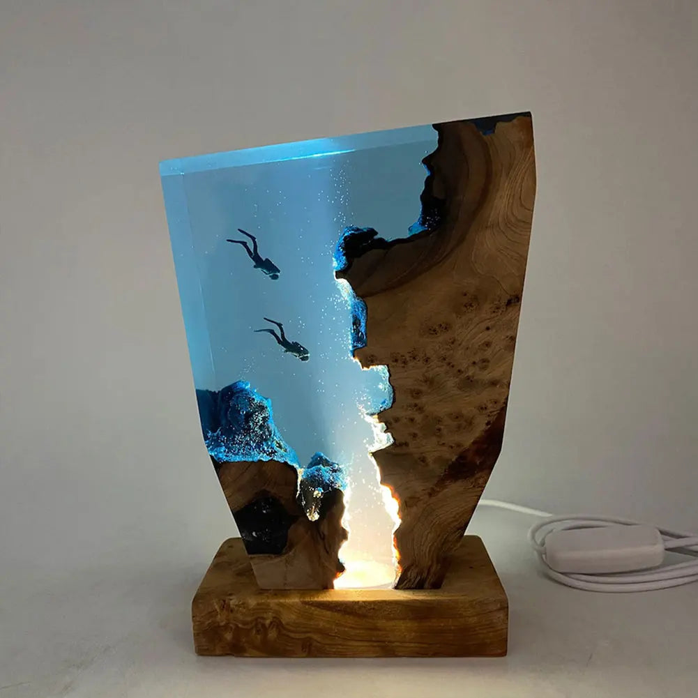Stolní lampa AquaVoyage Ocean Resin s motivem dvou potápěčů a zářící jeskyně