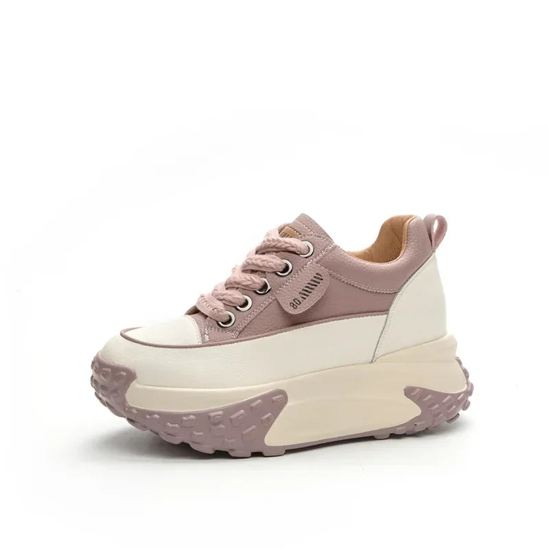 Skórzane sneakersy na koturnie z platformą o wysokości siedmiu centymetrów