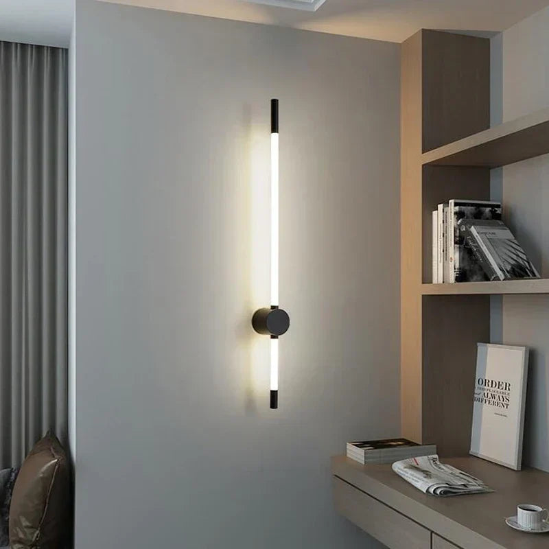 Luz de Parede Vertical LED LumaFlex com Acabamento Metálico e Iluminação Eficiente em Energia