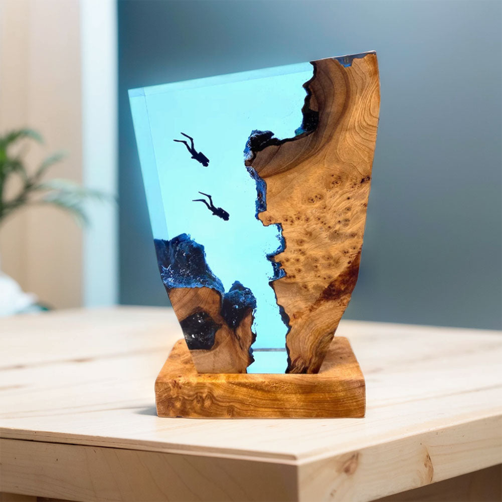 Stolní lampa AquaVoyage Ocean Resin s motivem dvou potápěčů a zářící jeskyně