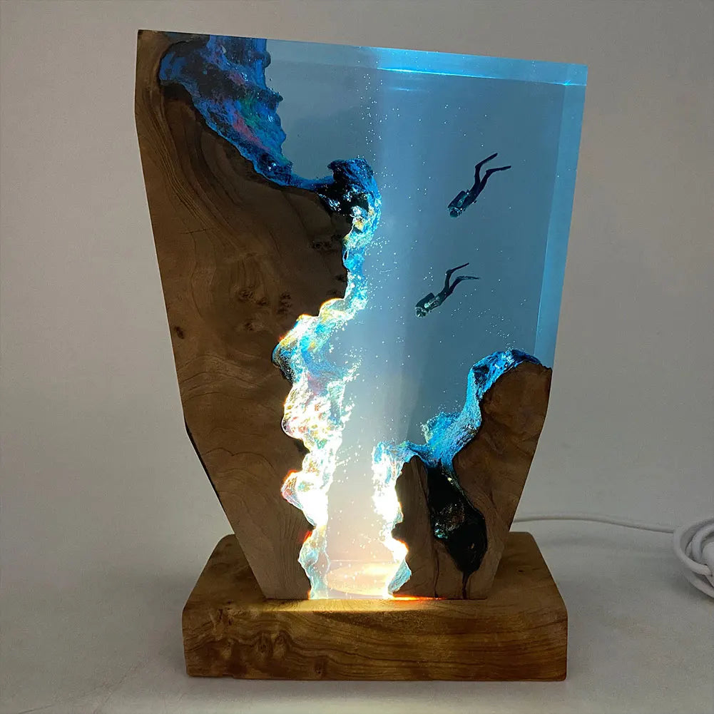 Stolní lampa AquaVoyage Ocean Resin s motivem dvou potápěčů a zářící jeskyně