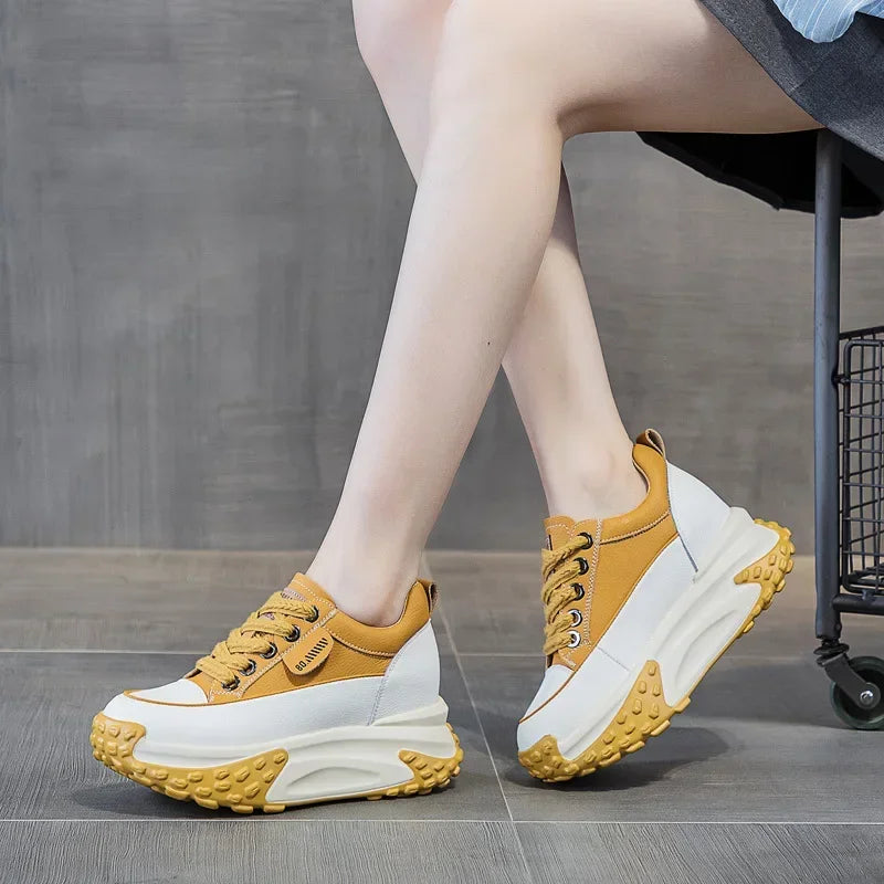 Skórzane sneakersy na koturnie z platformą o wysokości siedmiu centymetrów