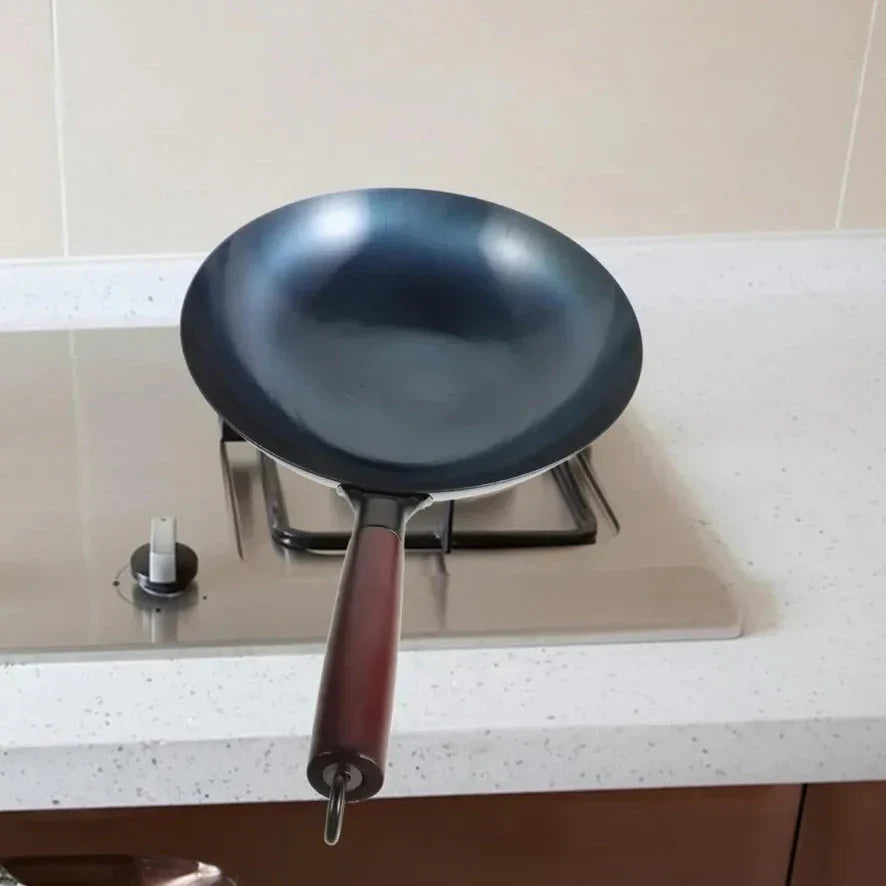ForgeMaster Classic Wok i gjutjärn med trähandtag