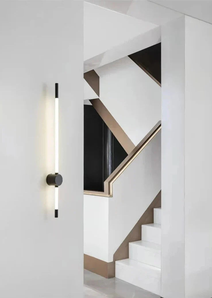 Luz de Parede Vertical LED LumaFlex com Acabamento Metálico e Iluminação Eficiente em Energia