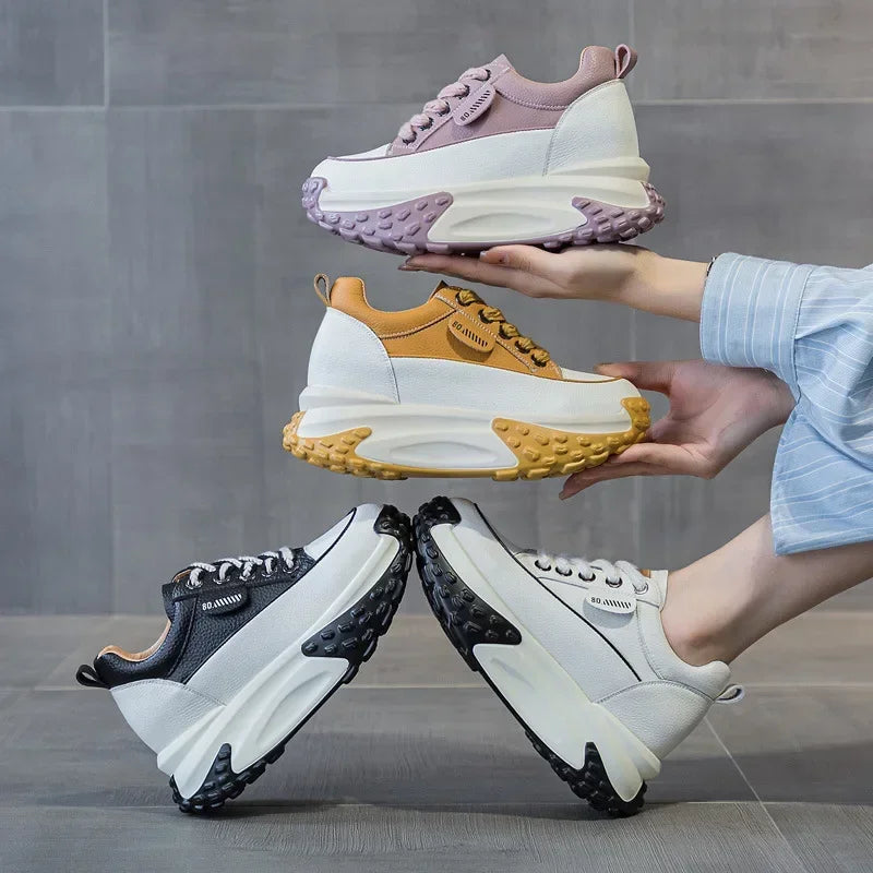 Skórzane sneakersy na koturnie z platformą o wysokości siedmiu centymetrów