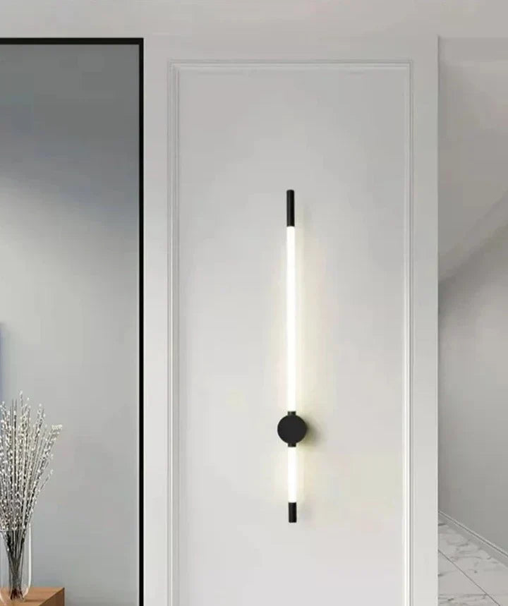 Luz de Parede Vertical LED LumaFlex com Acabamento Metálico e Iluminação Eficiente em Energia
