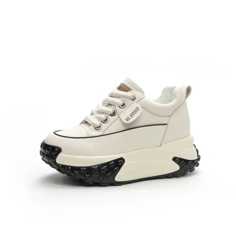 Skórzane sneakersy na koturnie z platformą o wysokości siedmiu centymetrów