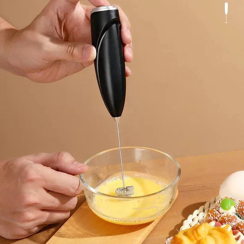 NovaWhisk Elektrischer Milchaufschäumer und Eierquirl für schnellen cremigen Schaum – ideal für Kaffeeliebhaber