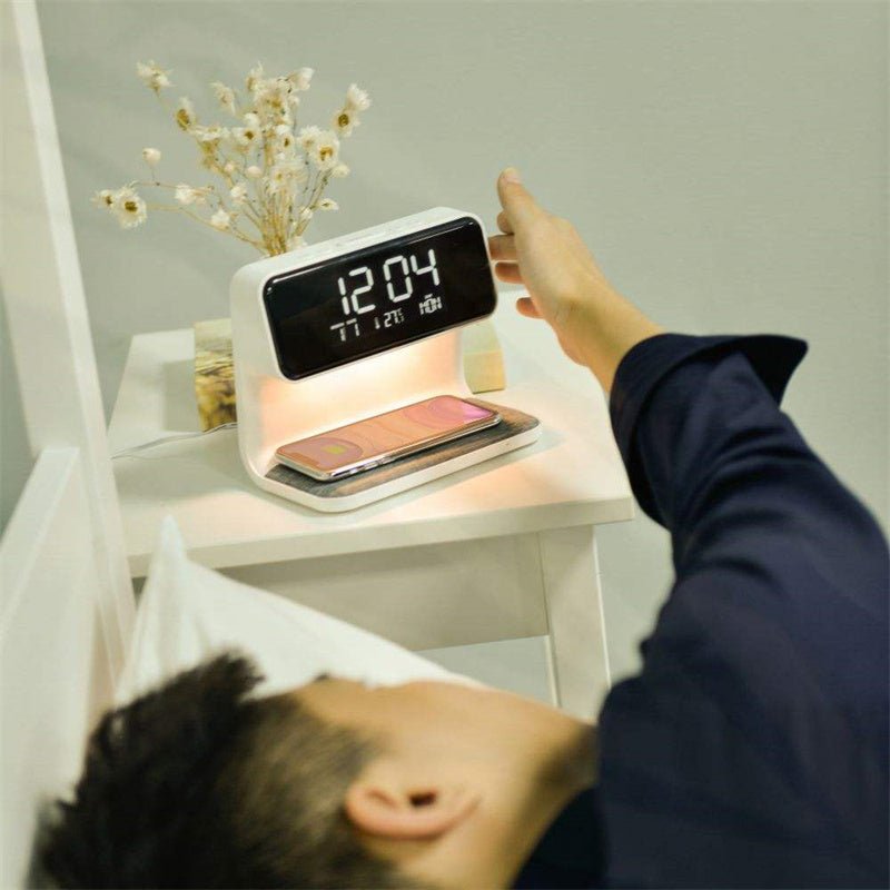 שולחן לילה NoctaGlow עם תאורה סביבתית ומטען אלחוטי