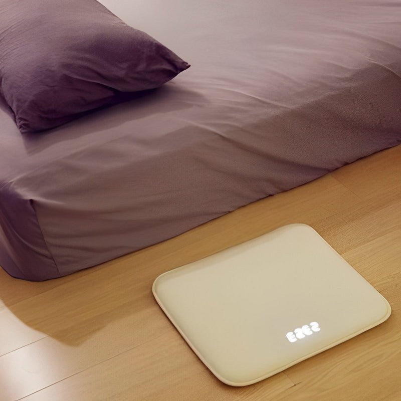 Budík RiseStep Floor Rug vyžaduje krok k ztišení pro hluboké spáče