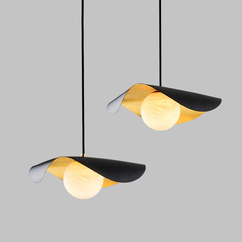 Španělská mramorová závěsná lampa v moderním kovovém designu