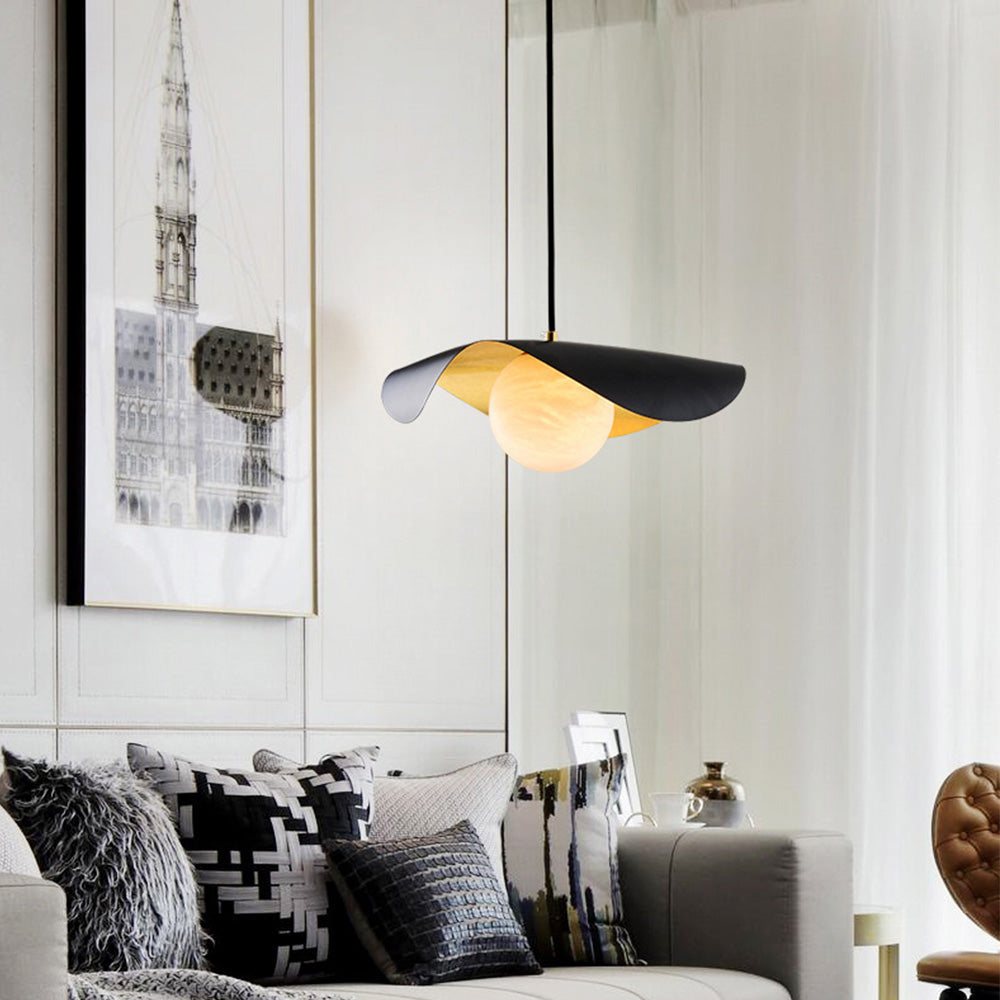 Španělská mramorová závěsná lampa v moderním kovovém designu