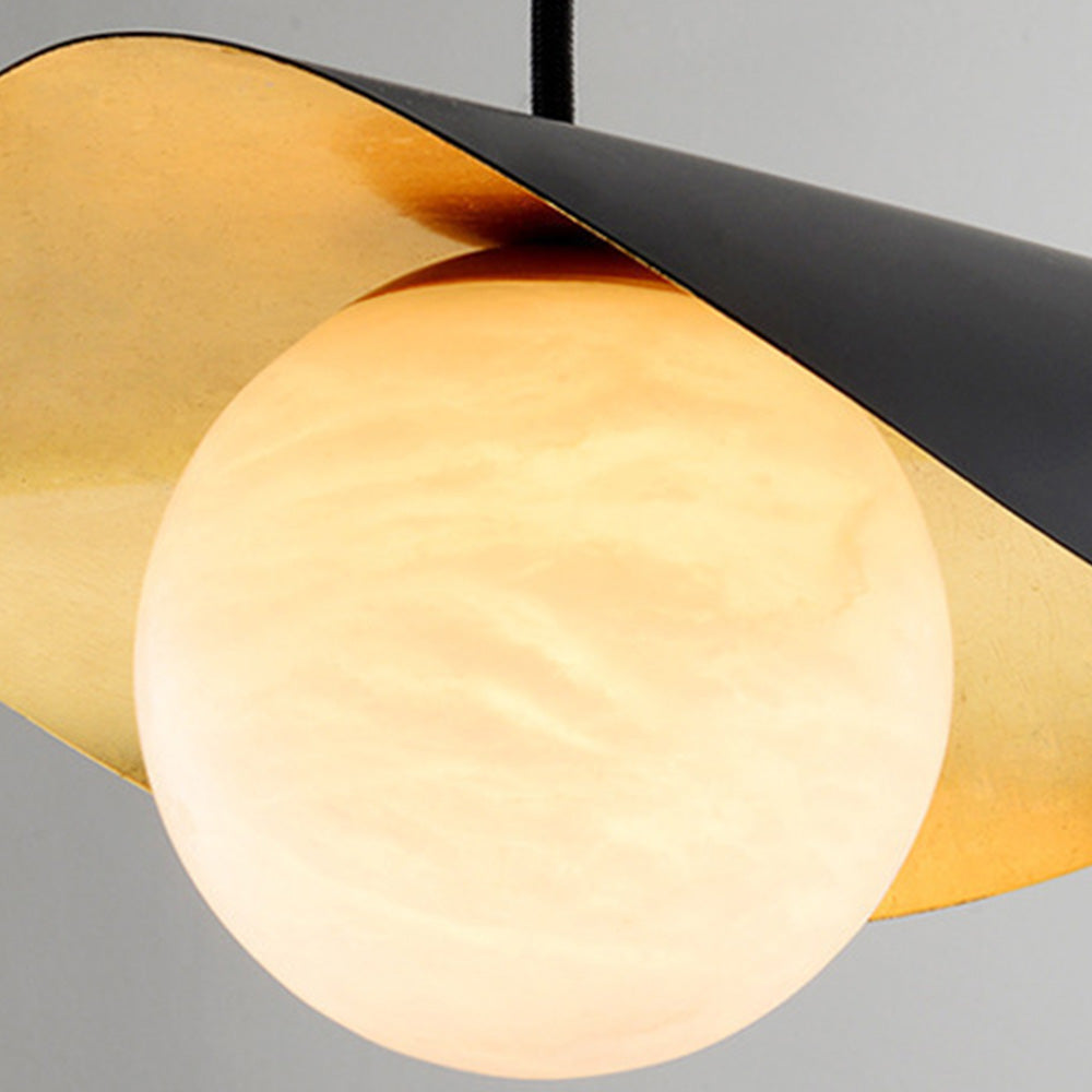 Španělská mramorová závěsná lampa v moderním kovovém designu