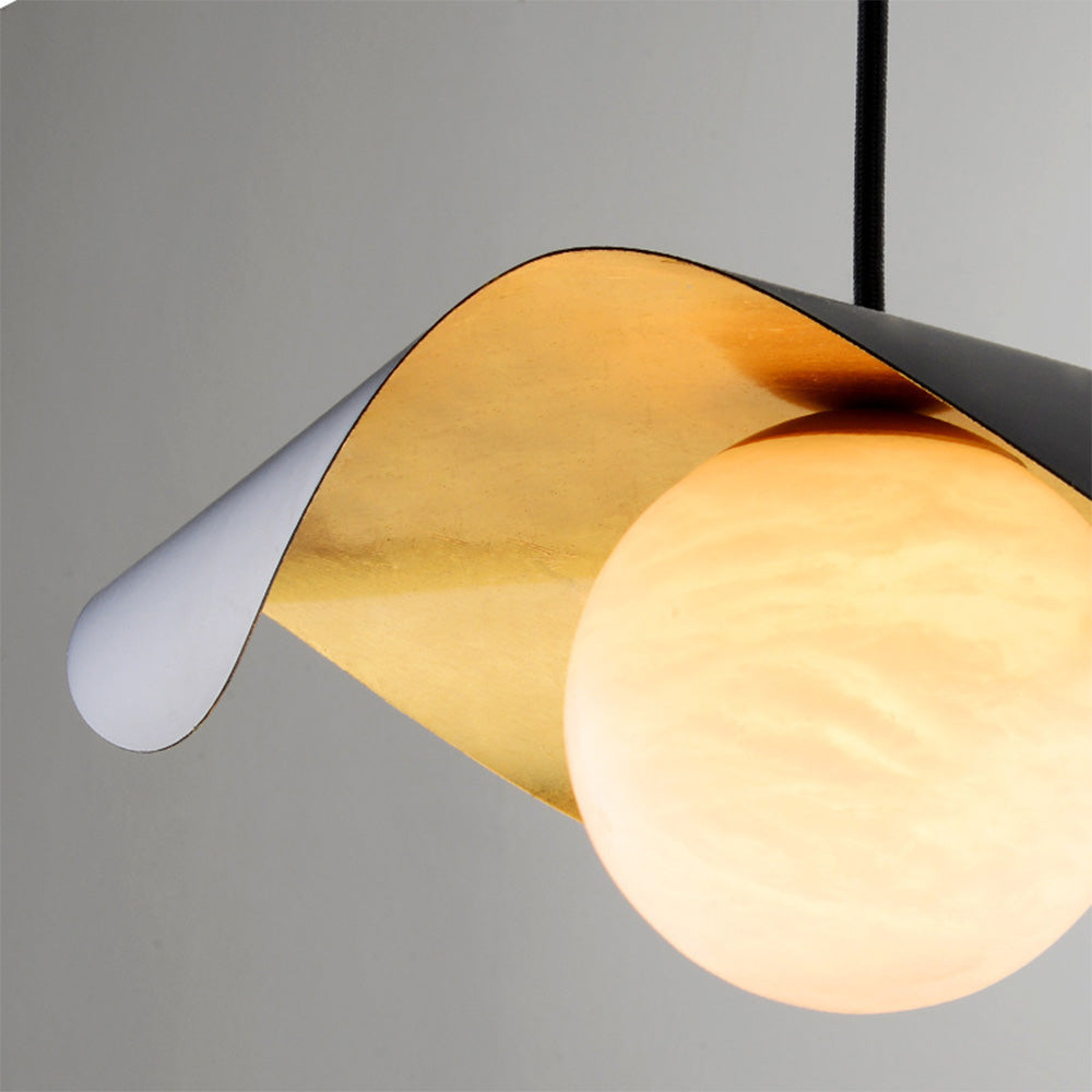 Španělská mramorová závěsná lampa v moderním kovovém designu