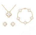 Trío de joyería Shamrock con detalles de perlas y acabado dorado