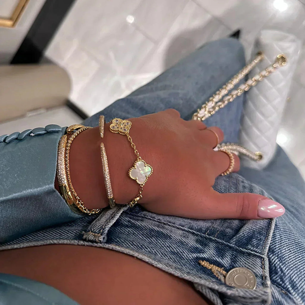 Trío de joyería Shamrock con detalles de perlas y acabado dorado