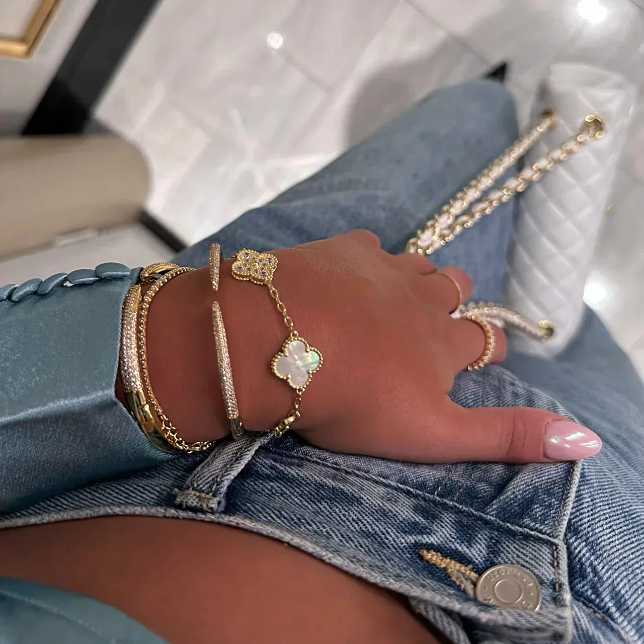 Trío de joyería Shamrock con detalles de perlas y acabado dorado