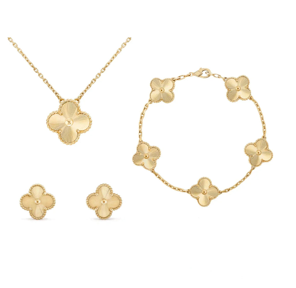 Trío de joyería Shamrock con detalles de perlas y acabado dorado