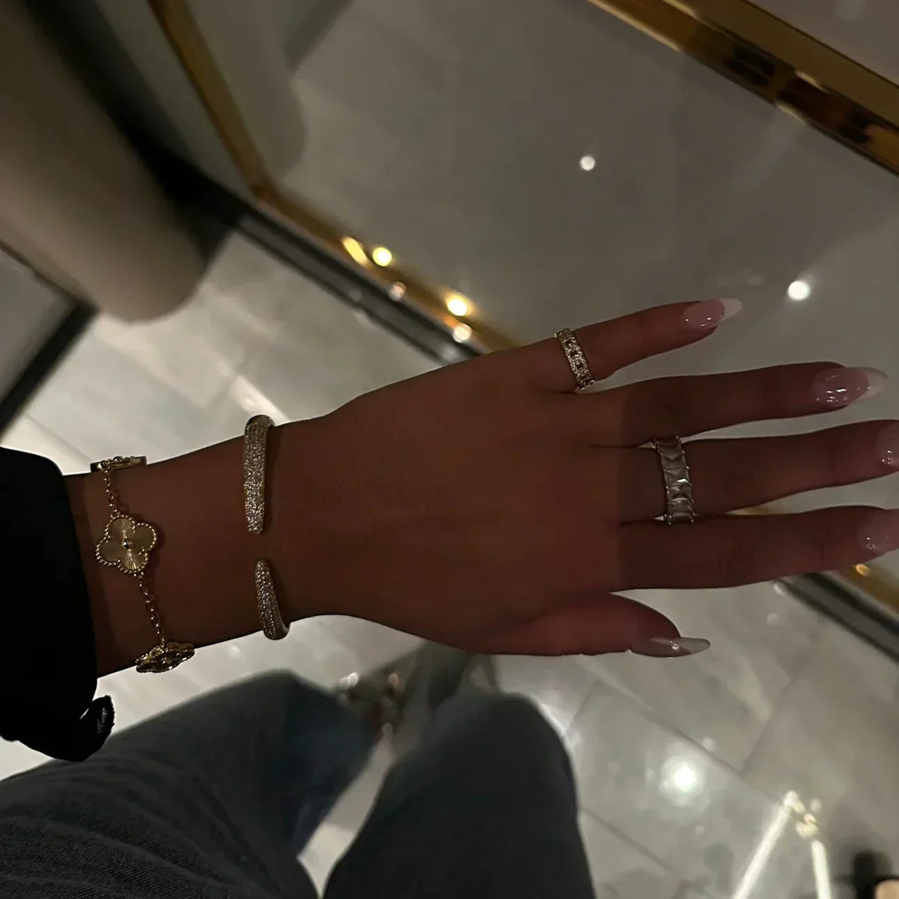 Trío de joyería Shamrock con detalles de perlas y acabado dorado