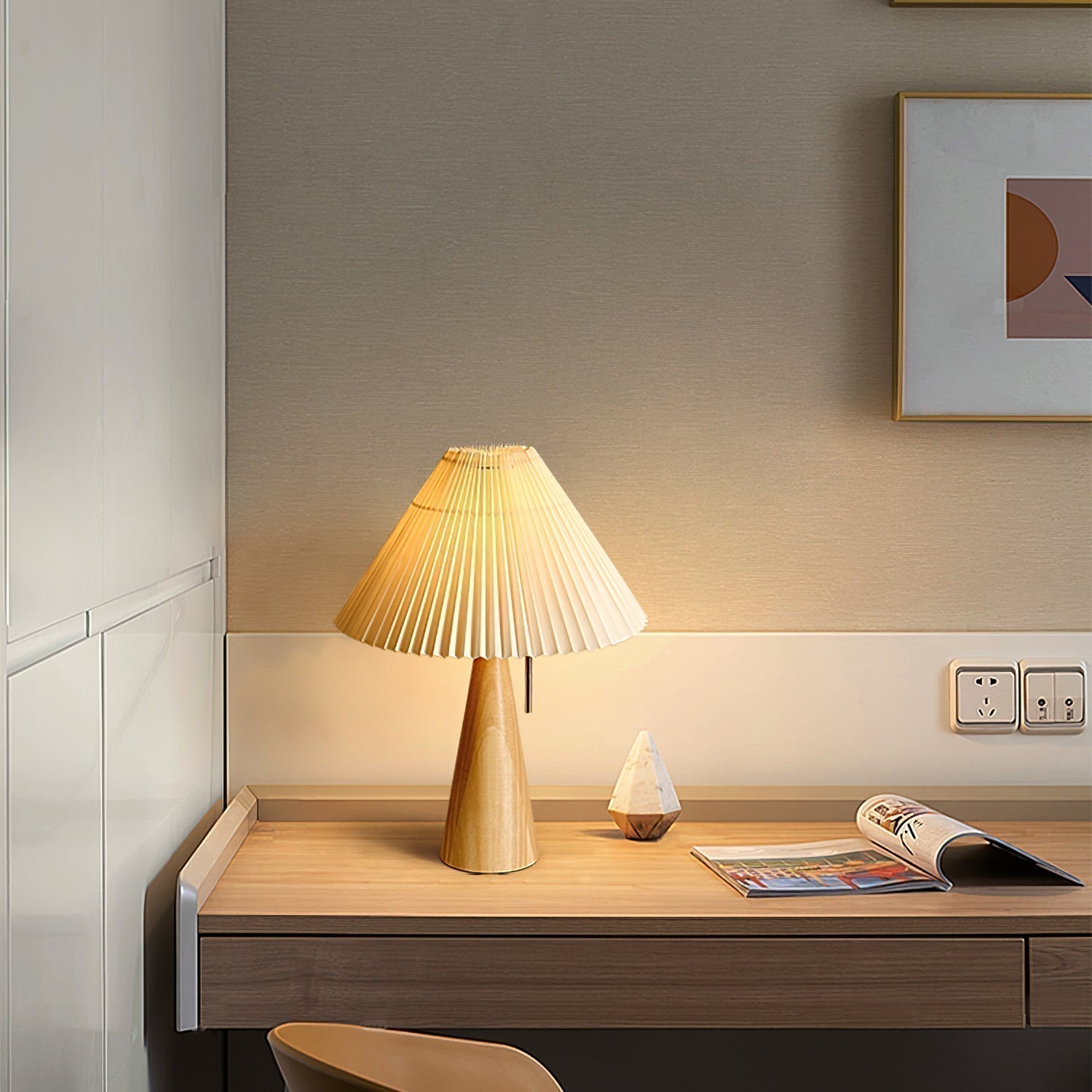 Aurelia Beige Træ- og Metallampe med Linned Plisseret Skærm