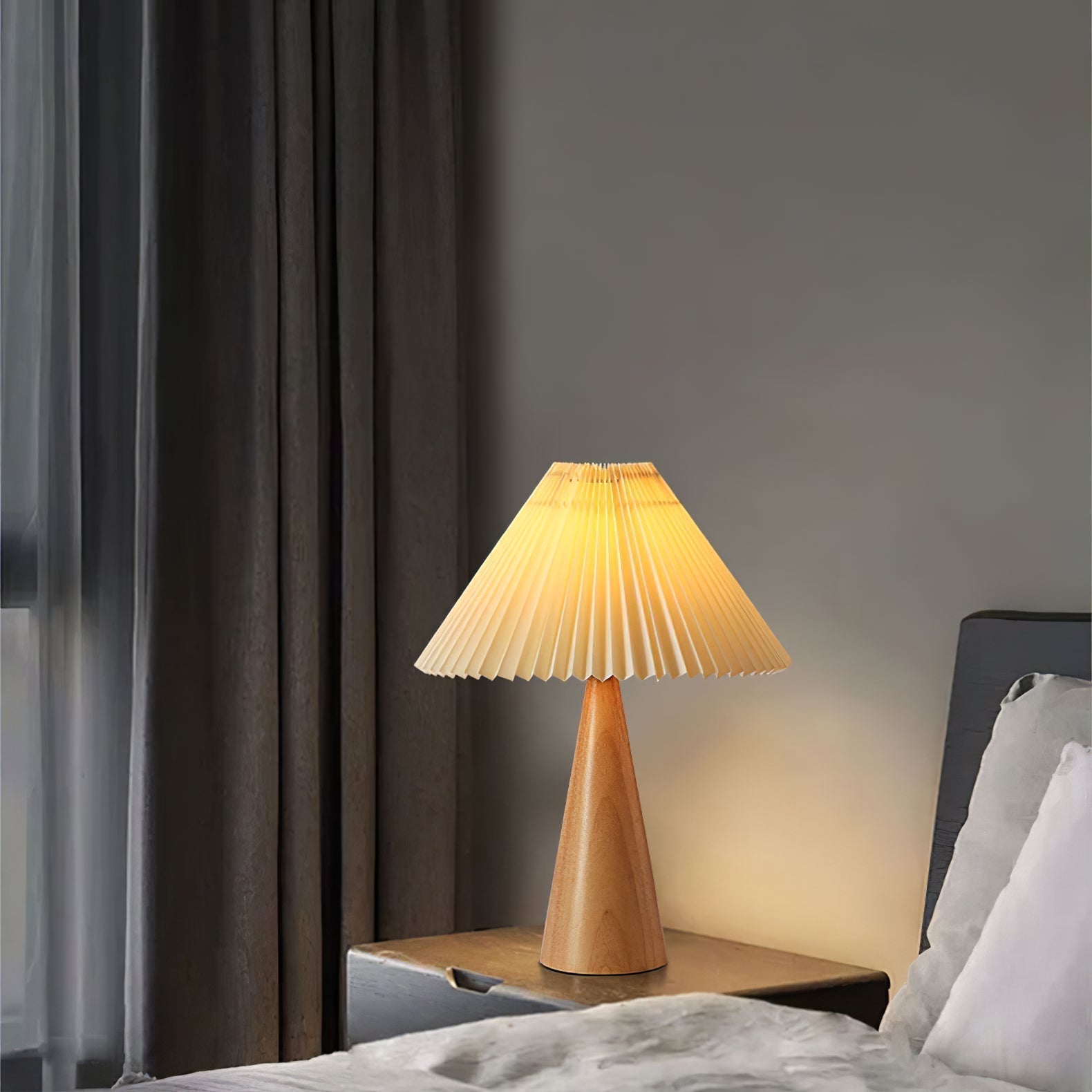 Aurelia Beige Træ- og Metallampe med Linned Plisseret Skærm