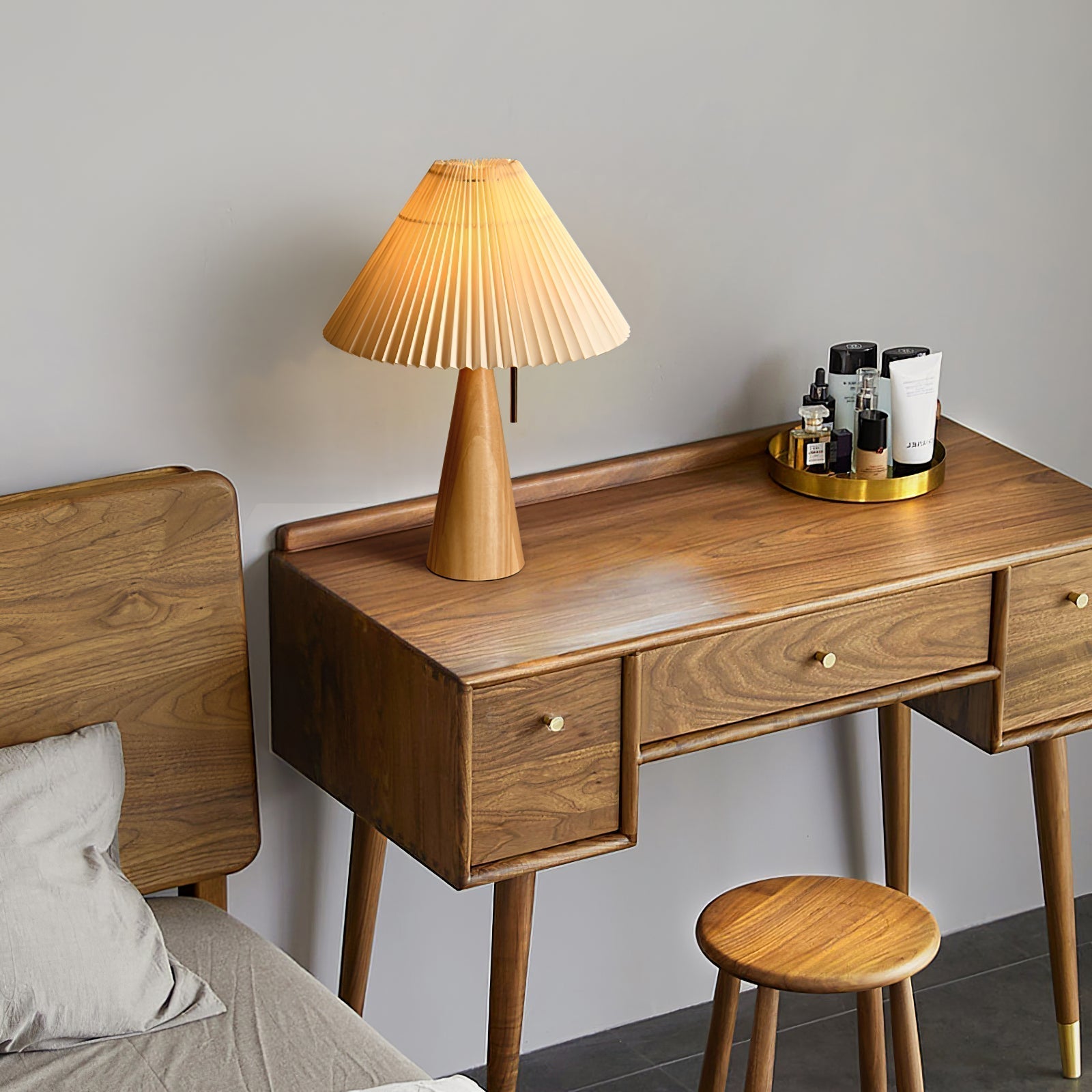 Aurelia Beige Træ- og Metallampe med Linned Plisseret Skærm