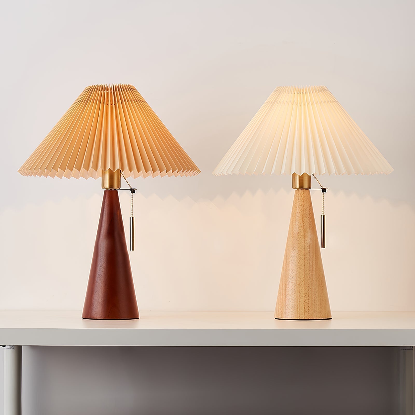 Aurelia Beige Træ- og Metallampe med Linned Plisseret Skærm
