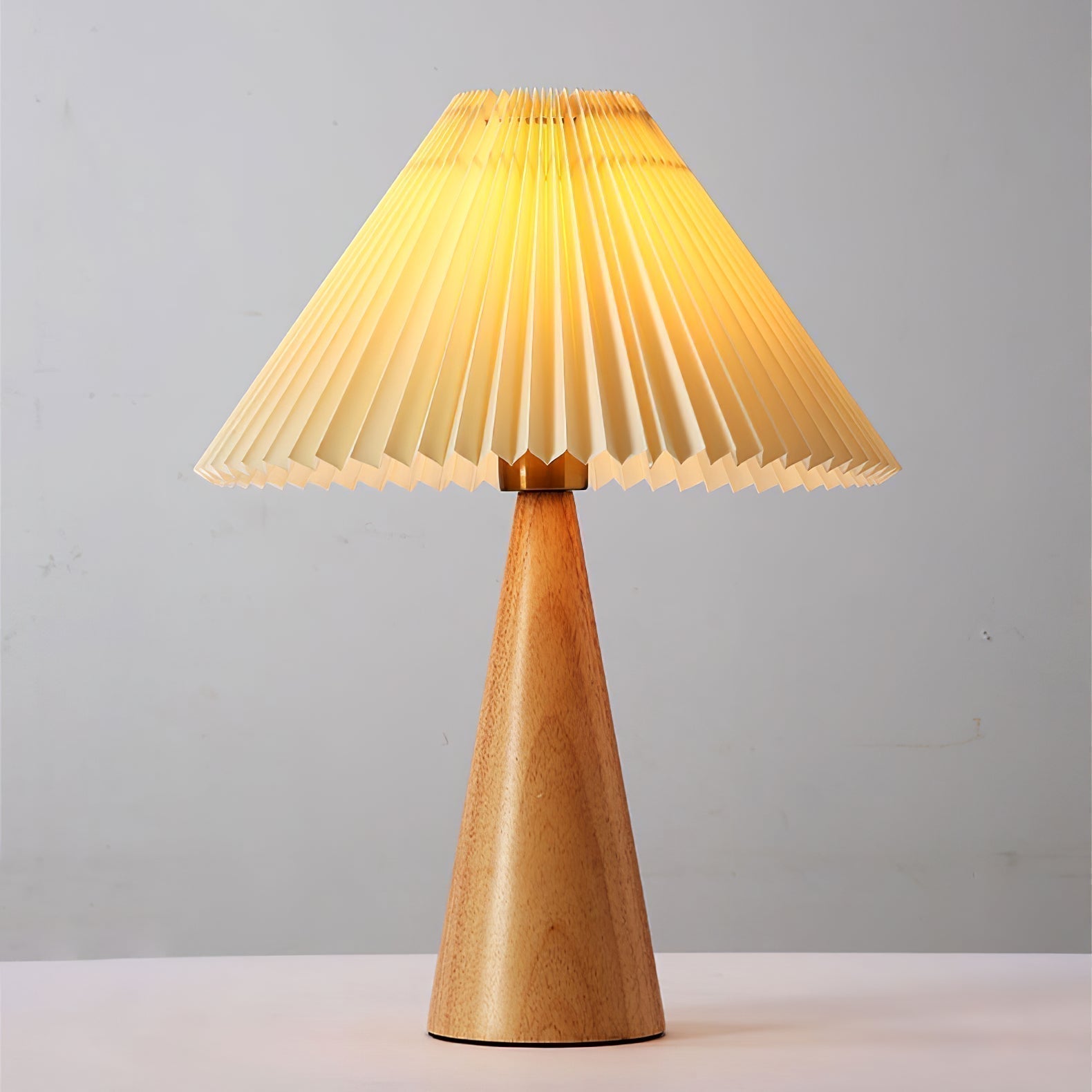 Aurelia Beige Træ- og Metallampe med Linned Plisseret Skærm