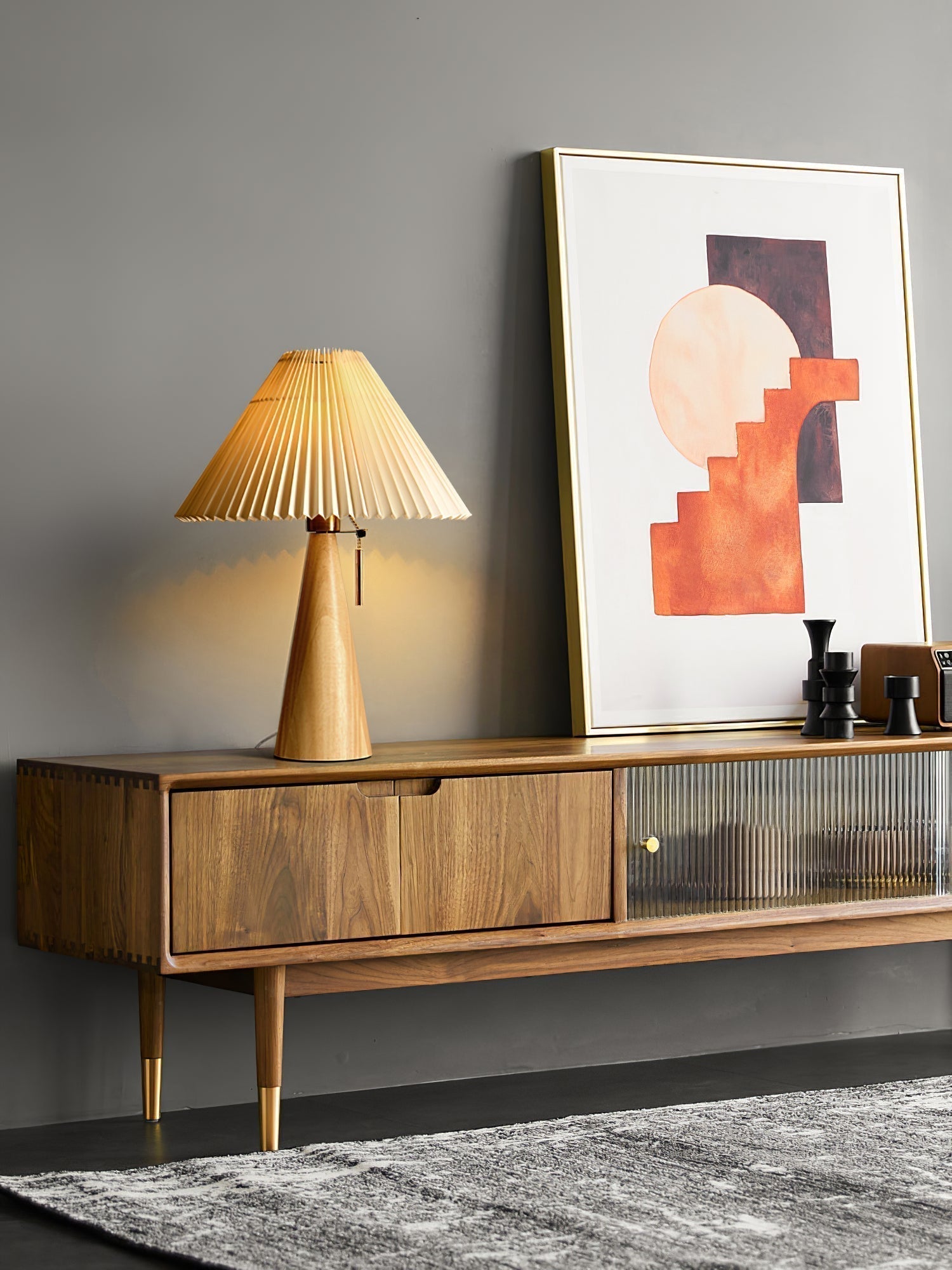 Aurelia Beige Træ- og Metallampe med Linned Plisseret Skærm