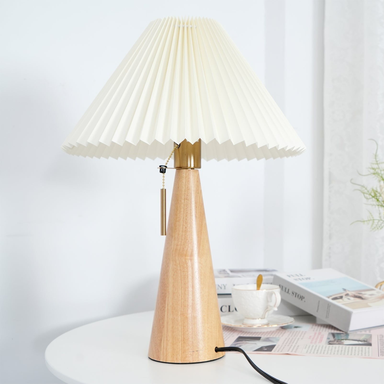 Aurelia Beige Træ- og Metallampe med Linned Plisseret Skærm
