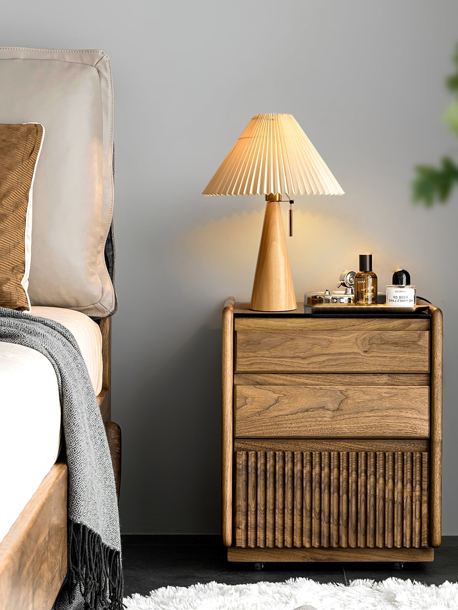 Aurelia Beige Træ- og Metallampe med Linned Plisseret Skærm