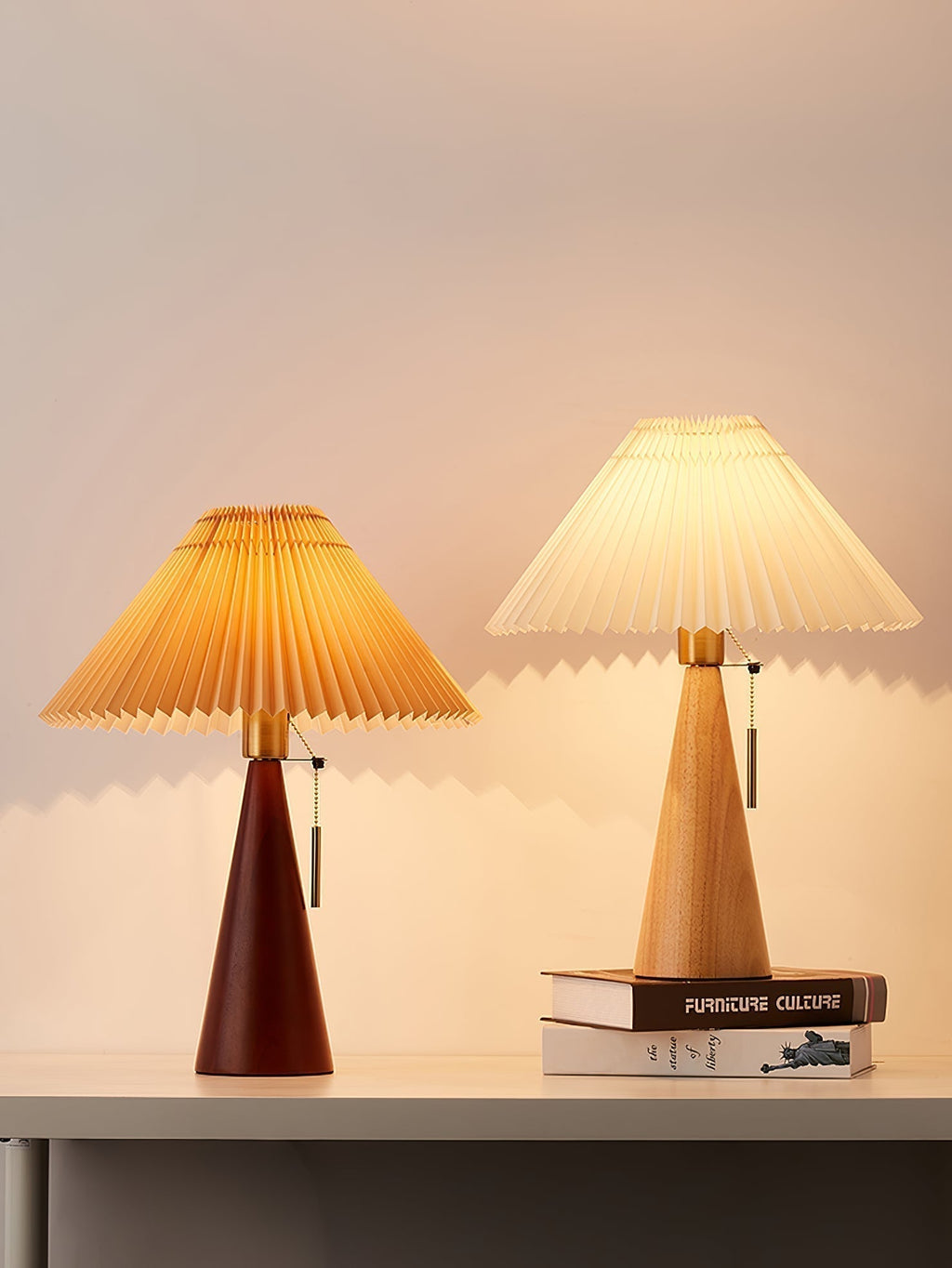 Aurelia Beige Træ- og Metallampe med Linned Plisseret Skærm