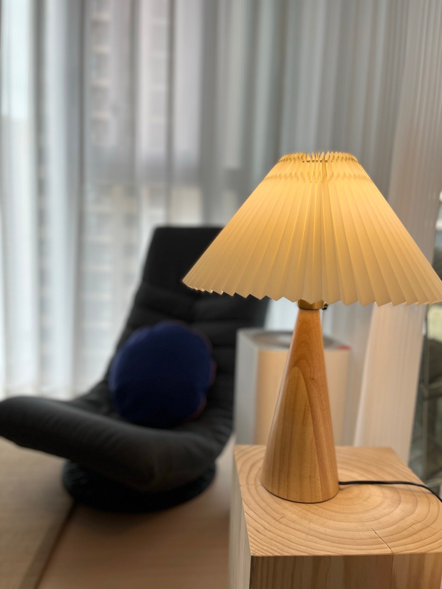 Aurelia Beige Træ- og Metallampe med Linned Plisseret Skærm