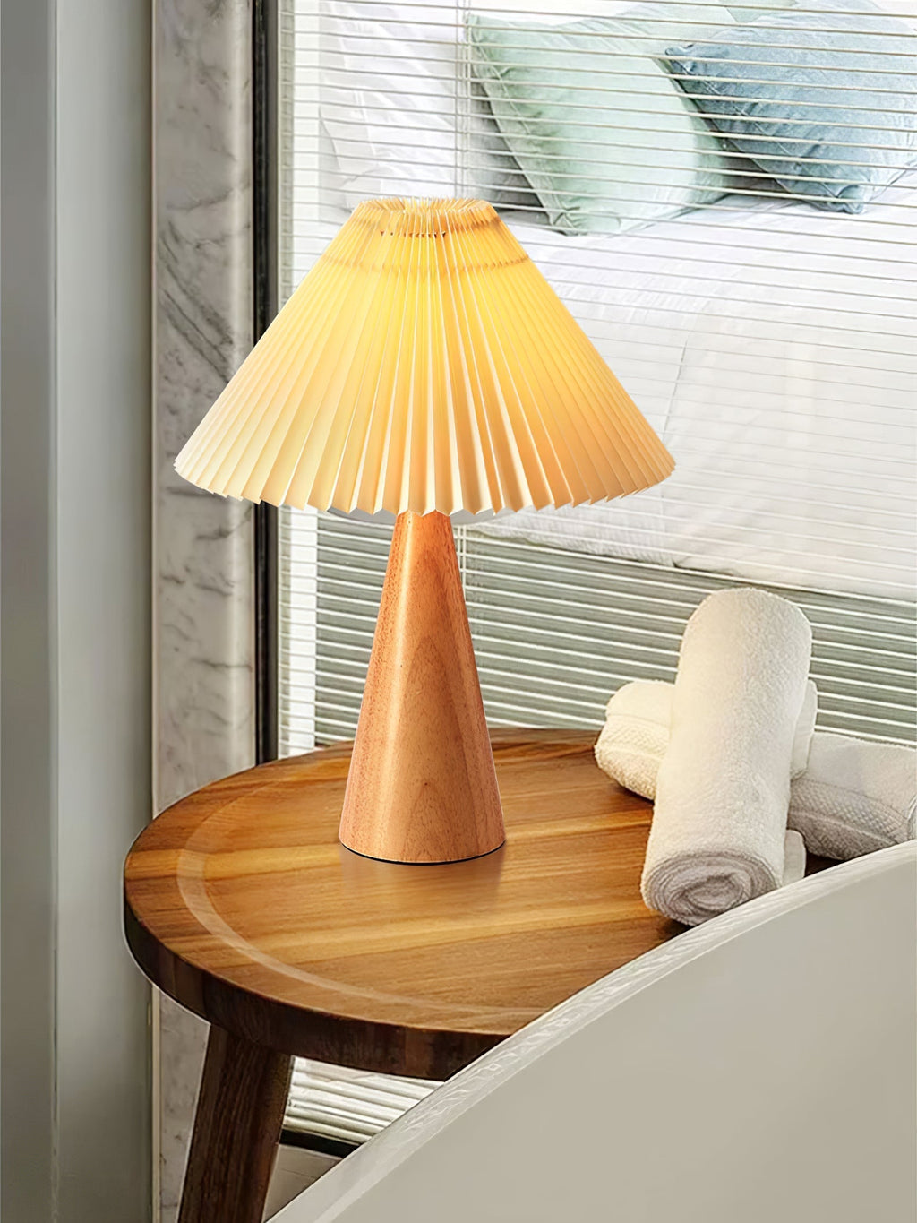 Aurelia Beige Træ- og Metallampe med Linned Plisseret Skærm