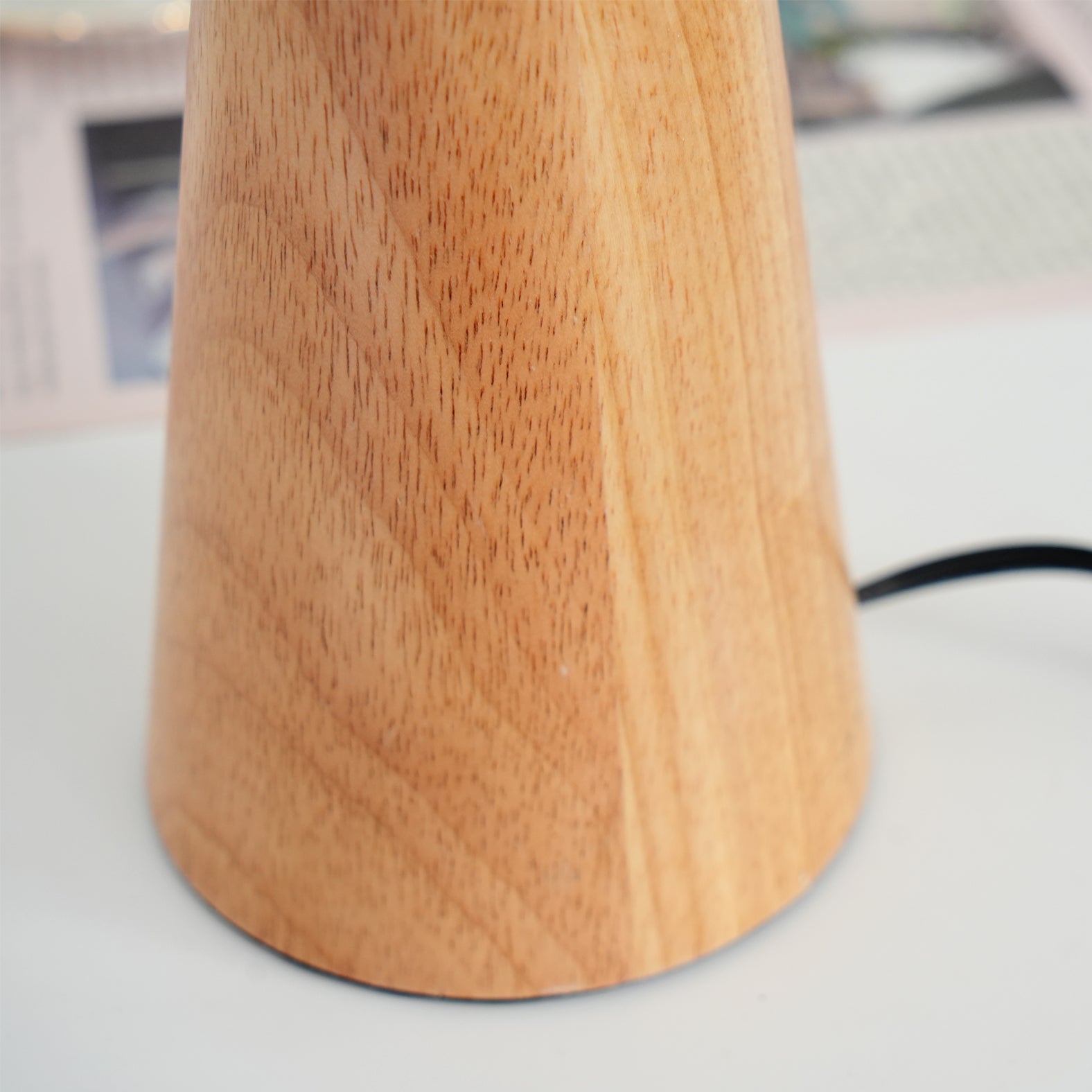 Aurelia Beige Træ- og Metallampe med Linned Plisseret Skærm