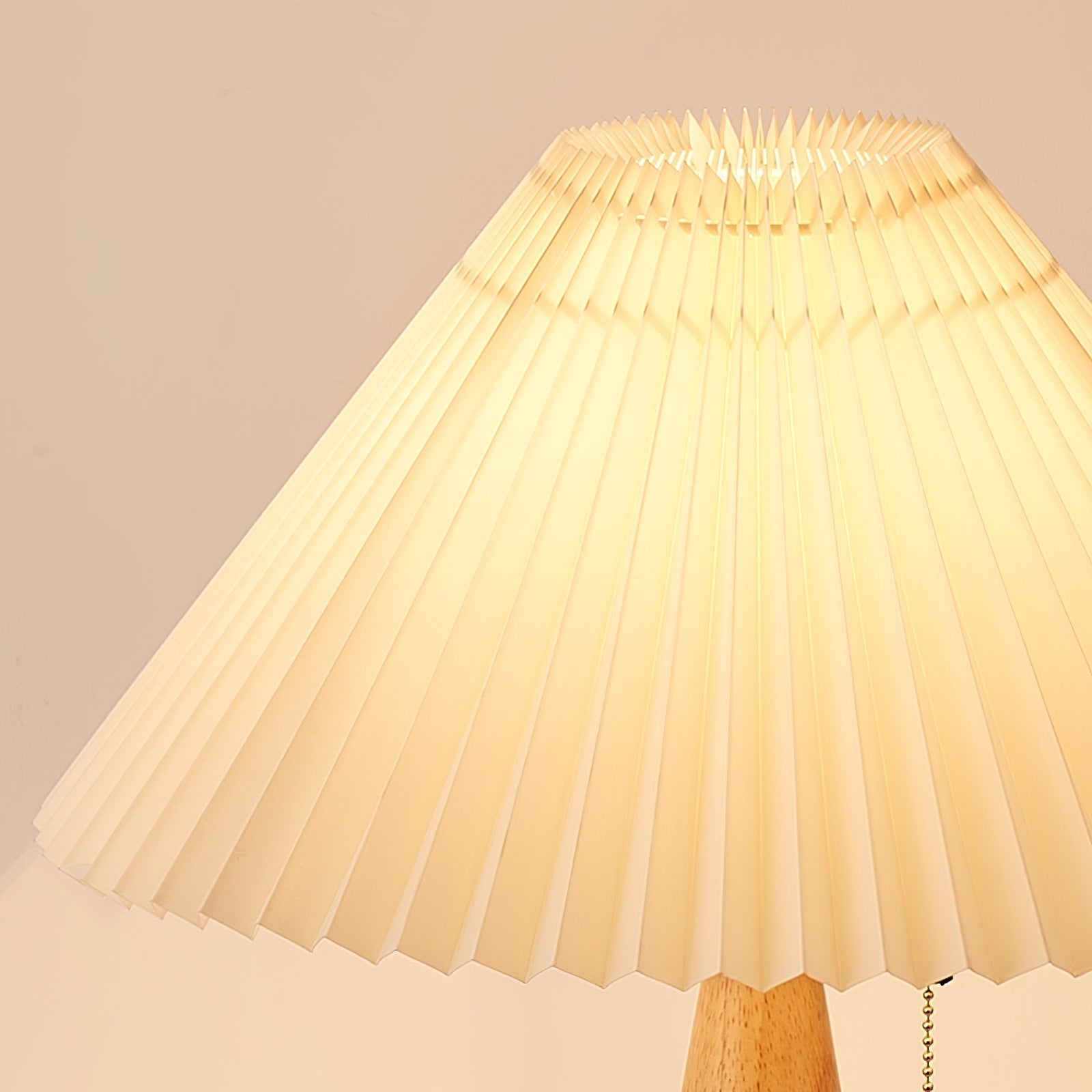 Aurelia Beige Træ- og Metallampe med Linned Plisseret Skærm