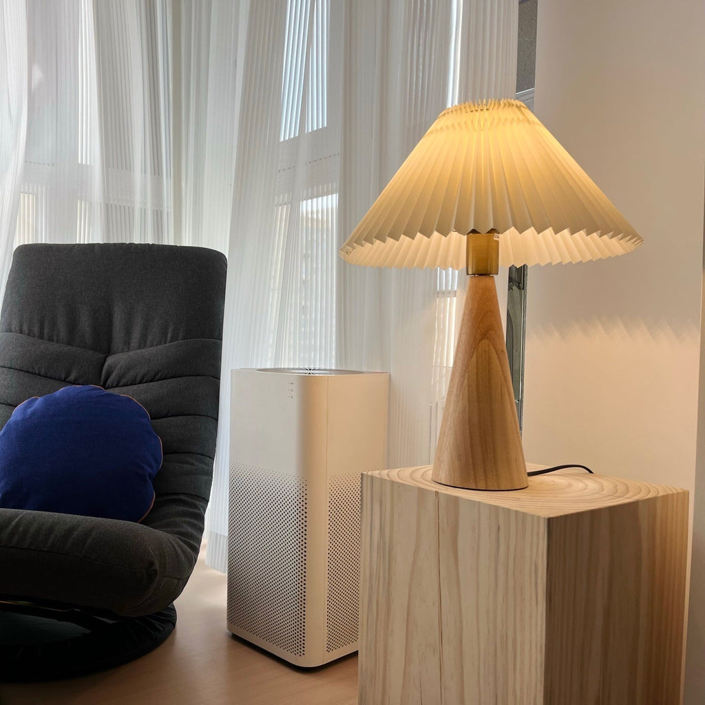 Aurelia Beige Træ- og Metallampe med Linned Plisseret Skærm
