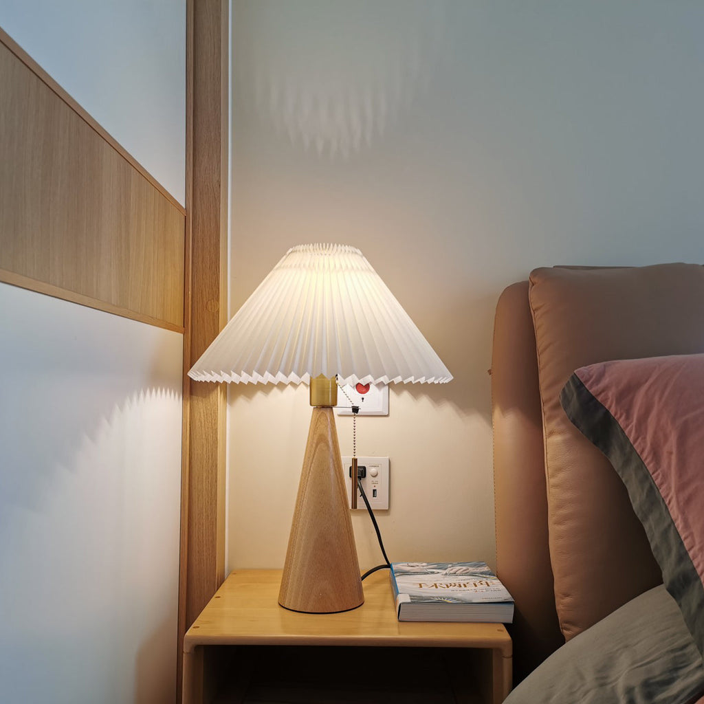 Aurelia Beige Træ- og Metallampe med Linned Plisseret Skærm