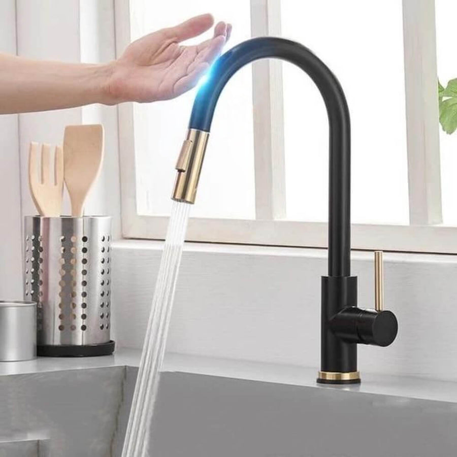 Rubinetto da cucina TouchTech con sensore senza contatto e bocca estraibile, finitura ottone
