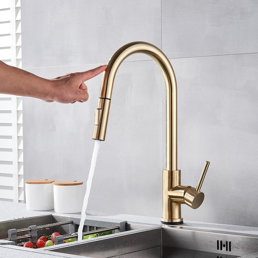 Rubinetto da cucina TouchTech con sensore senza contatto e bocca estraibile, finitura ottone