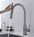 Rubinetto da cucina TouchTech con sensore senza contatto e bocca estraibile, finitura ottone