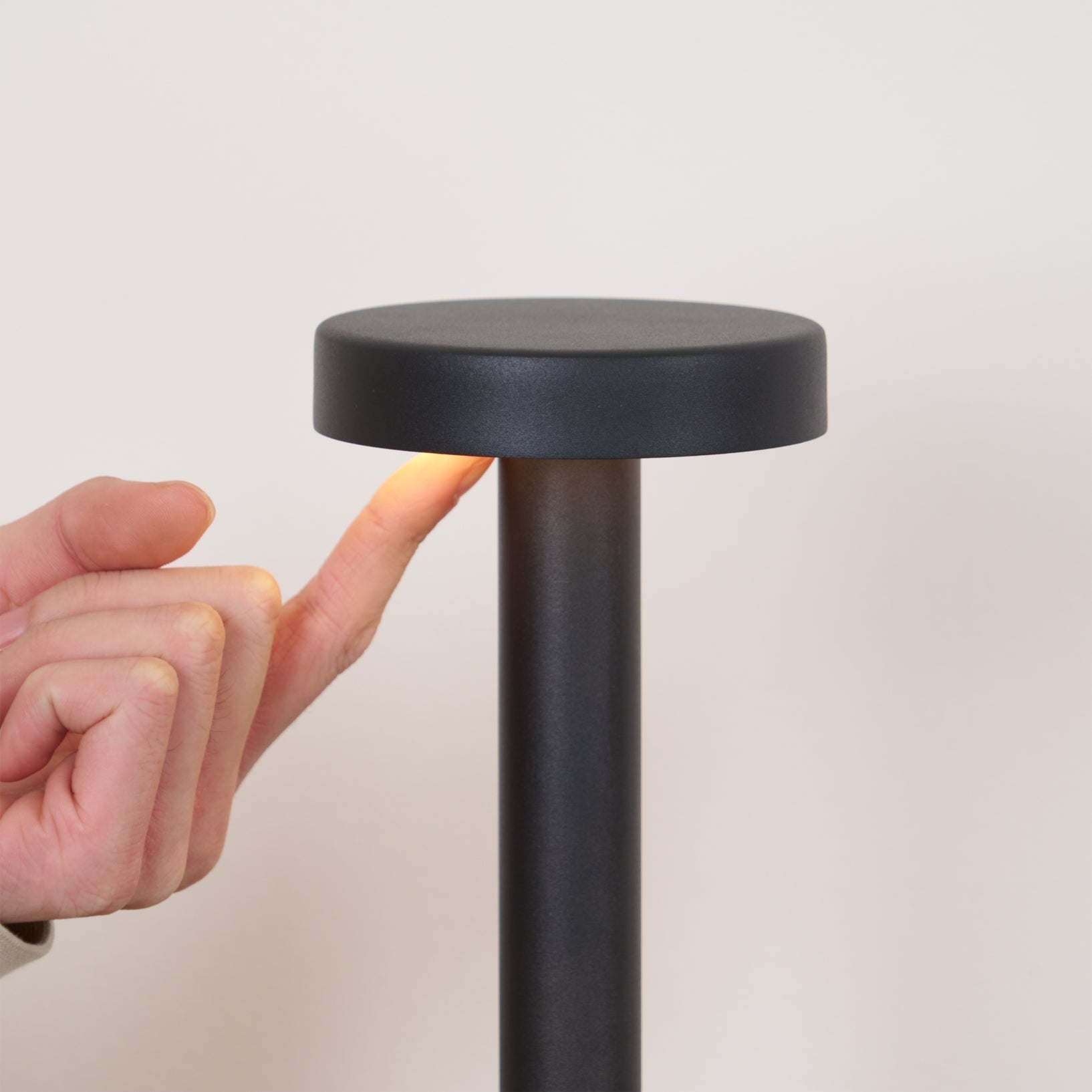 Lámpara de Mesa LED Recargable LumaGlow con Base Magnética y Regulador Táctil