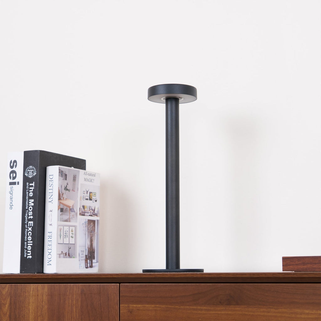 Lámpara de Mesa LED Recargable LumaGlow con Base Magnética y Regulador Táctil